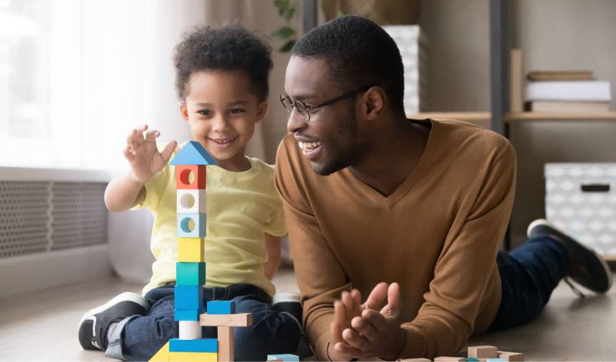 padre que juega con su hijo pequeño